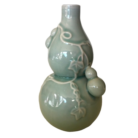 Vintage Chinese Procelain Vase 8.5” x 5”.